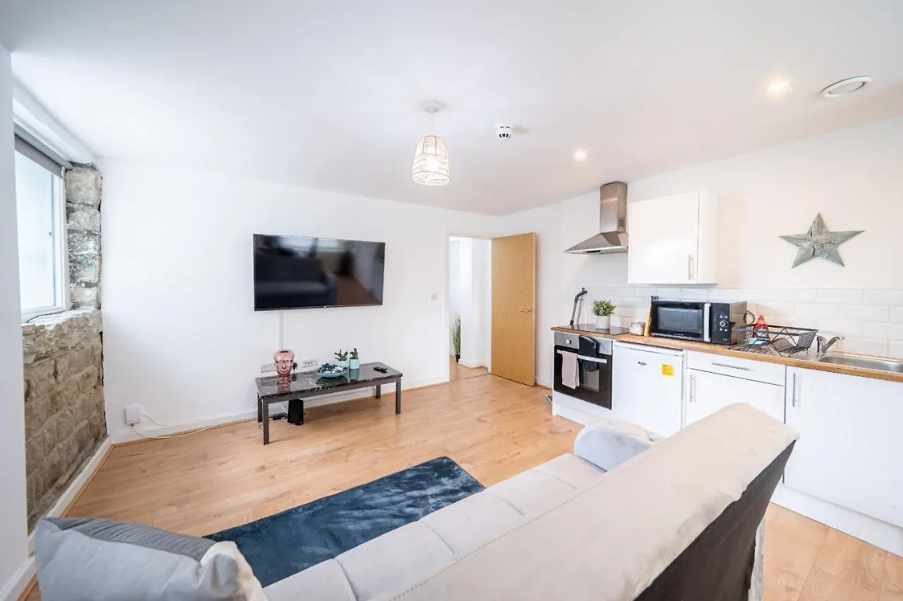 Apartment Bv Charming Studio With Free Private Parking, 10 Minutes From Town Centre Leeds