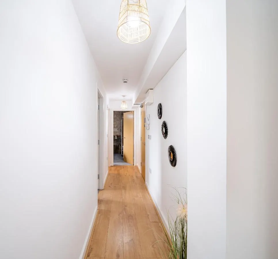 Apartment Bv Charming Studio With Free Private Parking, 10 Minutes From Town Centre Leeds