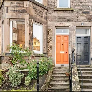 https://holyrood-park-lush-arty-2-double-bed-flat.edinburghhotelsuk.org