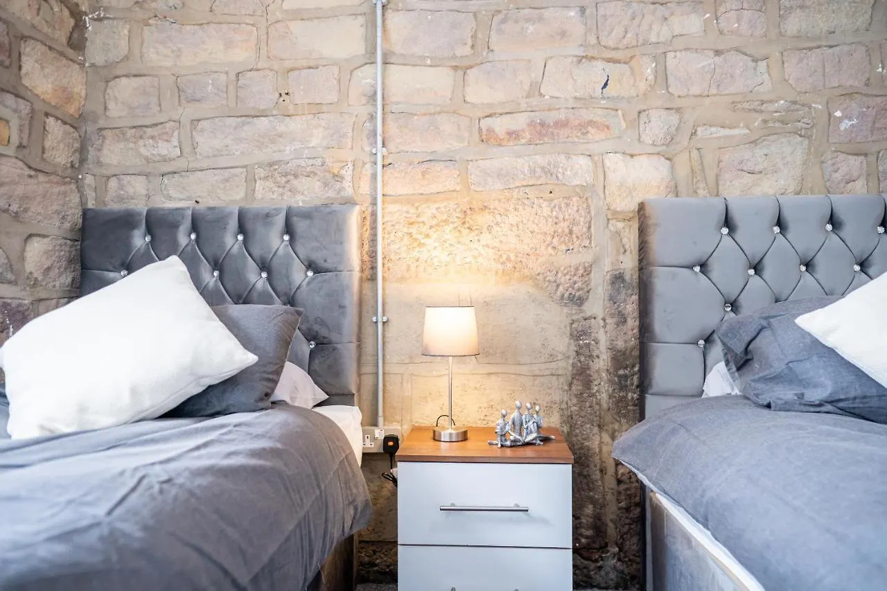 Bv Charming Studio With Free Private Parking, 10 Minutes From Town Centre Leeds  Leeds (West Yorkshire)