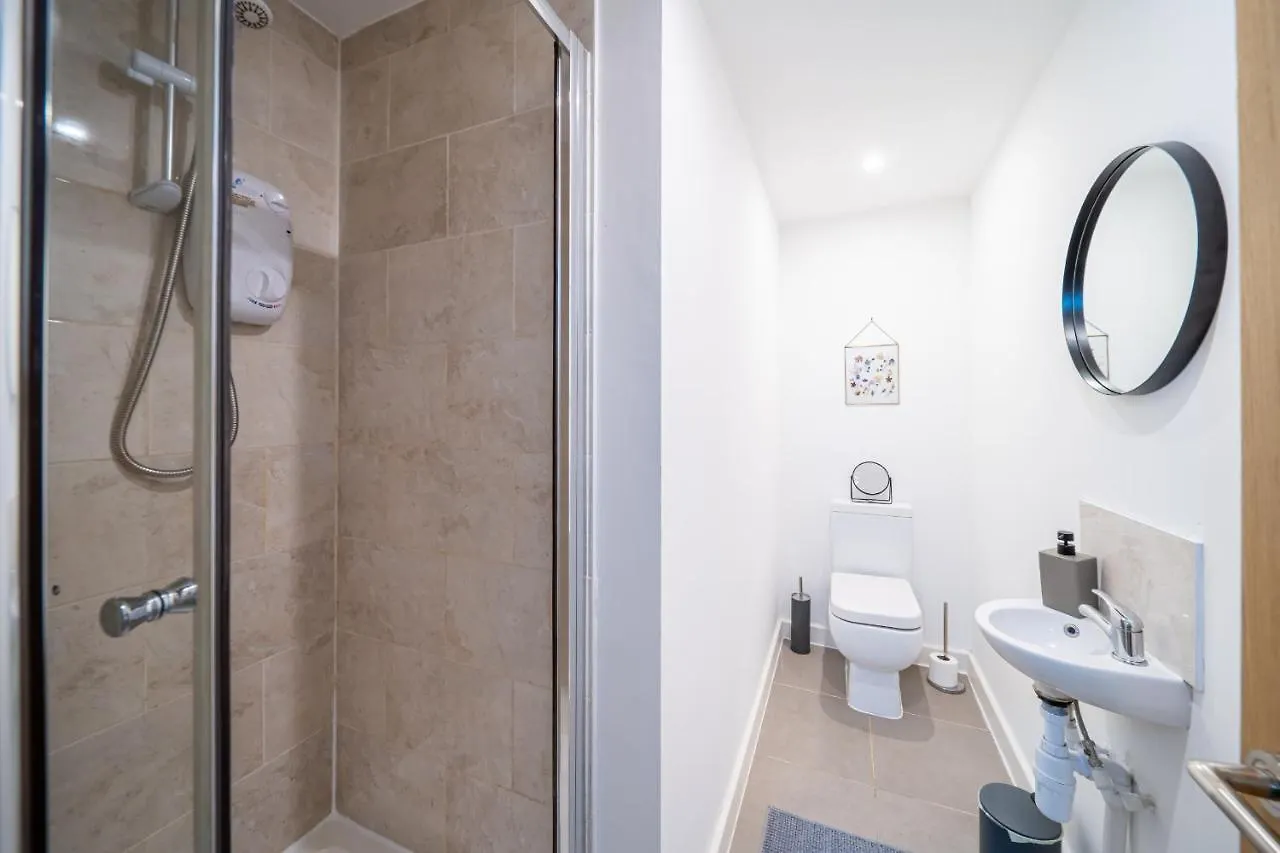 Bv Charming Studio With Free Private Parking, 10 Minutes From Town Centre Leeds  Apartment